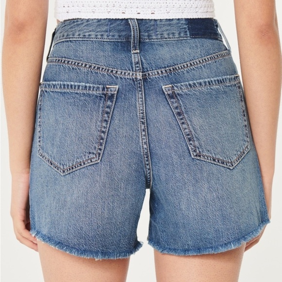 Hollister Ultra High Rise Distressed 90s Short - Picture 3 of 10